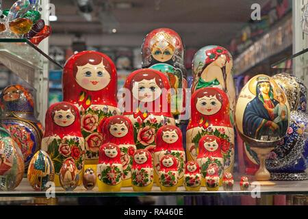 Matrioska bambole russe bambole di nesting, vetrina e negozio di articoli da regalo, centro storico, Praga, Repubblica Ceca Foto Stock