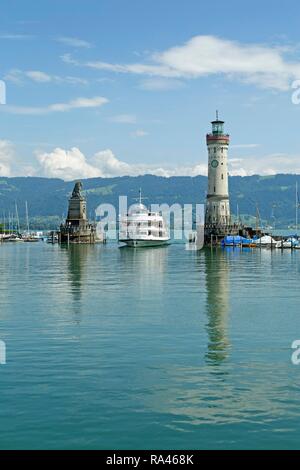 Escursione nave in ingresso del porto, porto, Lindau, Lago di Costanza, Baviera, Deutchland Foto Stock