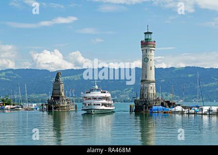 Escursione nave in ingresso del porto, porto, Lindau, Lago di Costanza, Baviera, Deutchland Foto Stock