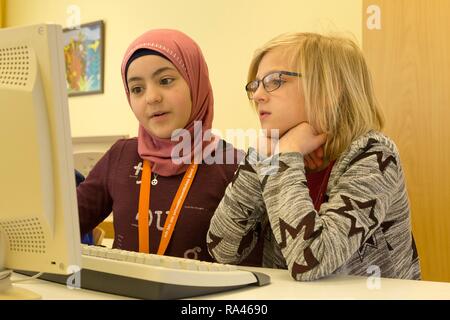 Scuola elementare di ragazze che lavorano su computer nella sala computer, Bassa Sassonia, Germania Foto Stock