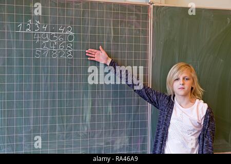 Il calcolo degli studenti su una lavagna, lezioni di matematica, scuola primaria, Bassa Sassonia, Germania Foto Stock