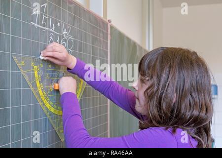 Il calcolo degli studenti su una lavagna, matematica lezione, scuola primaria, Bassa Sassonia, Germania Foto Stock