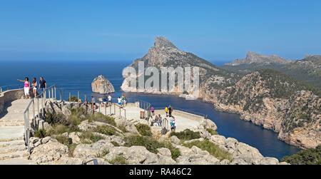 I turisti al punto di vista, Mirador d' Es Colomer, anche Mirador del Mal Pas, Penisola Formentor, Maiorca, SPAGNA Foto Stock