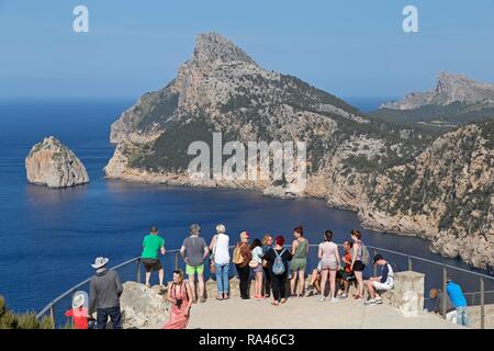 I turisti al punto di vista, Mirador d' Es Colomer, anche Mirador del Mal Pas, Penisola Formentor, Maiorca, SPAGNA Foto Stock