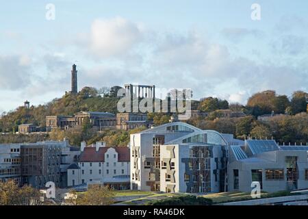 Holyrood, il Parlamento Scozzese e Carlton Hill, Edimburgo, Scozia, Regno Unito Foto Stock