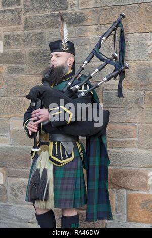 Lettore delle cornamuse, la Collina del Castello di Edimburgo, Scozia, Gran Bretagna Foto Stock