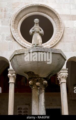 Il cortile del monastero francescano, Città Vecchia, Dubrovnik, Croazia Foto Stock