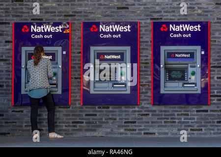 Donna al cash dispenser di Natwest Bank di Londra, Gran Bretagna Foto Stock