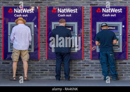 Gli uomini al cash dispenser di Natwest Bank di Londra, Gran Bretagna Foto Stock