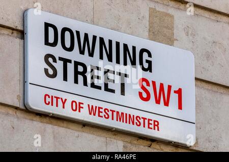 Cartello stradale a Downing Street, il quartiere governativo, Westminster, London, Regno Unito Foto Stock
