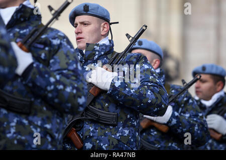 Bucarest, Romania - 1 Dicembre 2018: rumeno soldati dell esercito, armati di AK-47 fucili d'assalto, prendere parte alla nazionale rumena giorno parata militare Foto Stock