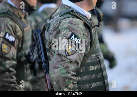 Bucarest, Romania - 1 Dicembre 2018: dettagli con l'uniforme e bandiera rumena di Polizia Militare soldati prendendo parte alla nazionale rumeno per giorno Foto Stock