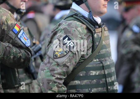 Bucarest, Romania - 1 Dicembre 2018: dettagli con l'uniforme e bandiera rumena di Polizia Militare soldati prendendo parte alla nazionale rumeno per giorno Foto Stock