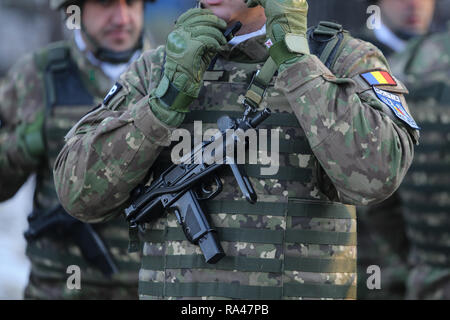 Bucarest, Romania - 1 Dicembre 2018: dettagli con l'uniforme di un rumeno di Polizia Militare soldato armato con un Micro Uzi mitragliatore, tenendo p Foto Stock