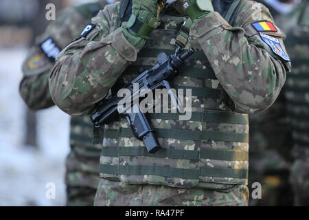 Bucarest, Romania - 1 Dicembre 2018: dettagli con l'uniforme di un rumeno di Polizia Militare soldato armato con un Micro Uzi mitragliatore, tenendo p Foto Stock