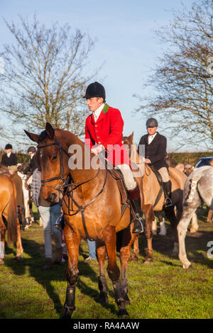 . Il Cheshire fox hunt sul loro annuale della vigilia di Natale si incontrano nel villaggio di Bunbury ora confinata ad un profumo e trascinare la caccia con hounds Foto Stock