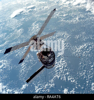 (28 luglio 1973) --- Una vista ravvicinata della Skylab Space Station fotografati contro un sfondo di massa dal Skylab 3 di comando e di moduli di servizio (CSM) durante la stazione-mantenendo le manovre prima di docking. Foto Stock