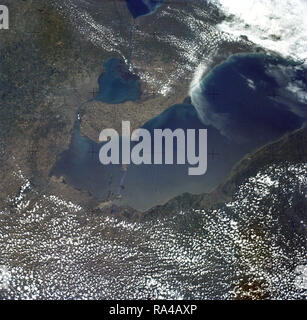 (22 giugno 1973) --- Maggiore Detroit (42.0N, 82.5W) si trova al confine sud-est del Michigan sul Fiume Detroit in tutta da Windsor, Ontario, Canada e il Lago Huron al nord. Il fiume collegando il Lago Erie è un canale left over di Ice Age ghiacciai. Utilizzare la terra pattern in questa scena è tipico di questa parte della tomaia Midwest. Una volta estese foreste sono state cancellate per terreni agricoli e pascoli, ma stretta e filari di alberi ancora in linea i confini di fattoria. Foto Stock