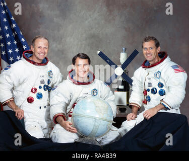 (Agosto 1973) --- questi tre uomini sono il primo equipaggio per la Skylab 4 missione. Nella foto nel loro Skylab tute spaziali con un mondo e un modello di Skylab space station sono, da sinistra a destra, astronauta Gerald P. Carr, comandante; scienziato-astronauta Edward G. Gibson, scienza pilota e astronauta William R. Pogue, pilota. Foto Stock