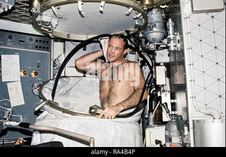 (Luglio-settembre 1973) --- Una vista ravvicinata di astronauta Jack Lousma R., Skylab 3 pilota, prendere un bagno caldo nella zona equipaggio del Workshop orbitale (OWS) della Skylab space station cluster in orbita intorno alla terra. Foto Stock