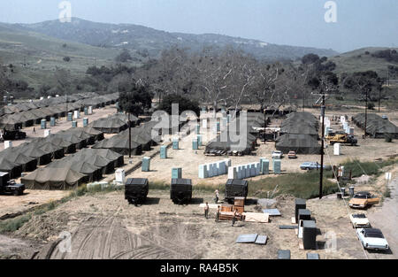 1975 - Una vista di Tende erette in corrispondenza di uno degli alloggi temporanei strutture per rifugiati vietnamiti. Camp Pendleton, CA Foto Stock