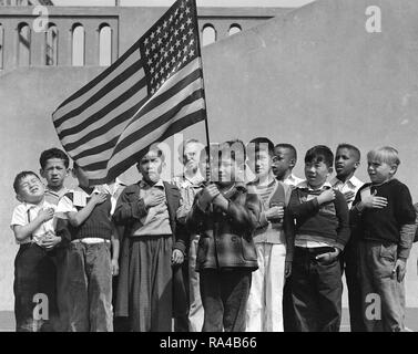 San Francisco, California. Bandiera di allegiance pegno a Raphael Weill Public School, Geary e Buchanan strade 4/20/1942 Foto Stock