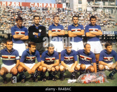 Una foto di gruppo della Sampdoria nella stagione 1966-67, ponendo all'interno del Luigi Ferraris stadium di Genova; riconosciamo Francesco Morini (in piedi nel centro) e il capitano Mario Frustalupi (squat, prima da sinistra). Foto Stock