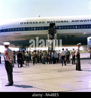 1975 - rifugiati vietnamiti arrivano alla stazione di aria dopo essere stata evacuata da Saigon. Foto Stock