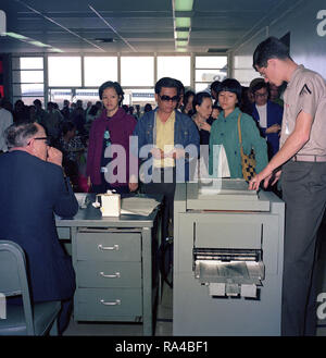 1975 - rifugiati vietnamiti evacuati da Saigon sono elaborati presso la stazione air terminal passeggeri prima della partenza per Marine Corps base Camp Pendleton. Foto Stock