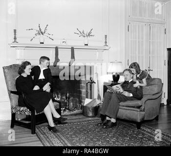 Vigilia di Natale a casa del giovane Suprema Corte di giustizia. Washington D.C.. Associare la giustizia della corte suprema e la Sig.ra William O. Douglas con i loro figli, dicembre 1939. Foto Stock