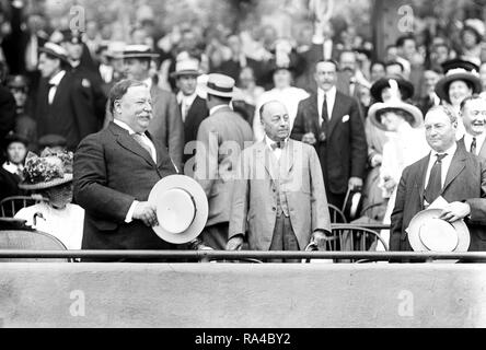 Il presidente William Howard Taft a baseball gioco con Philander Knox, e Vice Presidente Sherman (Sig.ra Taft dietro il presidente) ca. 1912 Foto Stock