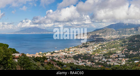 Sorrento e la baia di Napoli guardando verso il Vesuvio in una giornata di sole Foto Stock