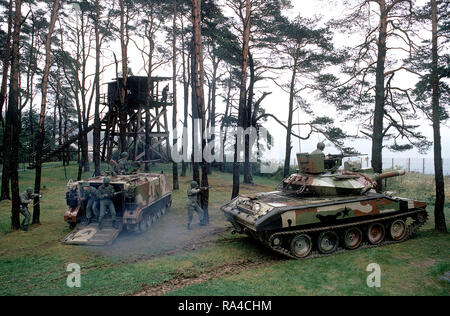 1979 -Membri dell'XI Armored Cavalry distribuire da un M113A1 corazzato trasporto di personale durante un esercizio al confine tra est e ovest della Germania. Sulla destra è un M551 Sheridan luce serbatoio e in background è un posto di osservazione. Foto Stock