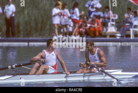 Barcellona, Spagna. Medaglia d'oro, GBR M2-, prua Steven Redgrave e Matthew PINSENT. 1992 Olimpico di canottaggio regata sul lago di Banyoles, Catalonia [Credito Pietro Spurrier/ Intersport immagini] Foto Stock