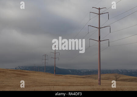 Denver, Colorado - una linea elettrica ad alta tensione attraversa Rocky Flats National Wildlife Refuge,. Foto Stock