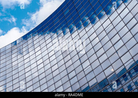 Il concetto di business - il dettaglio di un edificio aziendale nei toni del blu Foto Stock