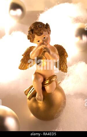 Angelo in ceramica figura suona la tromba, decorazione di Natale, Germania Foto Stock