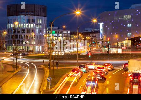Di sera il traffico della città di Essen, in Germania, grande intersezione, rotonda, Berliner Platz, Berlin Square, questa area potrebbe anche essere Foto Stock