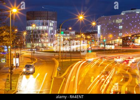 Sera traffico del centro città di Essen, grande intersezione, rotonda, Berliner Platz, questa area potrebbe essere interessato anche da un divieto Foto Stock
