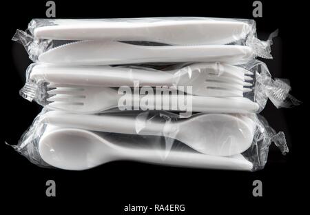 Grande confezione di posate di plastica, posate monouso, coltelli, forchette, cucchiai, rifiuti in plastica Foto Stock