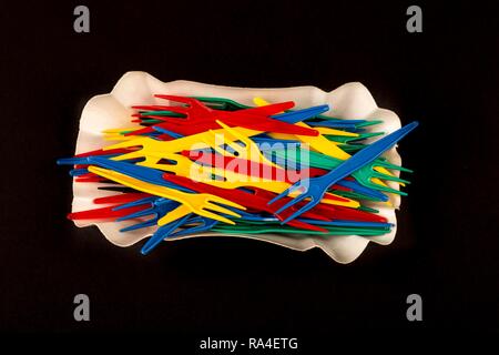 Posate di plastica, posate monouso, patatine fritte, i rifiuti plastici, di colori diversi Foto Stock