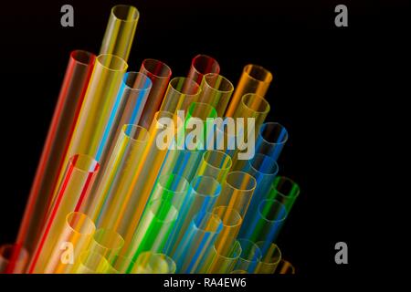 Plastica cannucce potabile, rifiuti in plastica, diversi colori e dimensioni Foto Stock