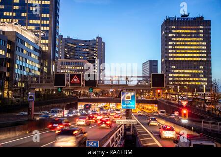 Autostrada A40, Ruhrschnellweg, di Essen, giunzione Essen-Zentrum, skyline della città, Ruhrschnellwegtunnel, questa area potrebbe essere Foto Stock