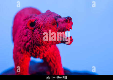 L'orso del giocattolo si leva in piedi sulla roccia contro lo sfondo normale, tutto il colore illuminato. Per il mercato dell’orso, gli orsi del mercato, la quota di mercato, essendo ribassista, il crollo del mercato 2020 Foto Stock