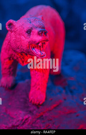 L'orso del giocattolo si leva in piedi sulla roccia contro lo sfondo normale, tutto il colore illuminato. Per il mercato dell’orso, gli orsi del mercato, la quota di mercato, essendo ribassista, il crollo del mercato 2020 Foto Stock