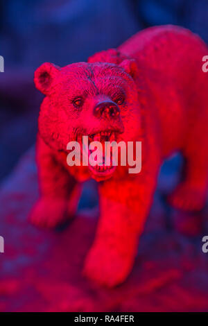 L'orso del giocattolo si leva in piedi sulla roccia contro lo sfondo normale, tutto il colore illuminato. Per il mercato dell’orso, gli orsi del mercato, la quota di mercato, essendo ribassista, il crollo del mercato 2020 Foto Stock