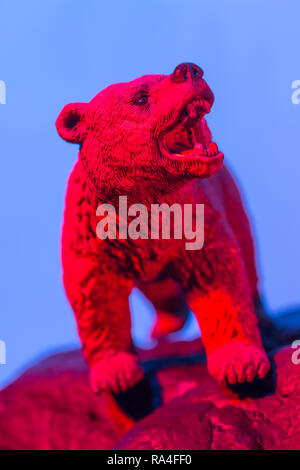 L'orso del giocattolo si leva in piedi sulla roccia contro lo sfondo normale, tutto il colore illuminato. Per il mercato dell’orso, gli orsi del mercato, la quota di mercato, essendo ribassista, il crollo del mercato 2020 Foto Stock