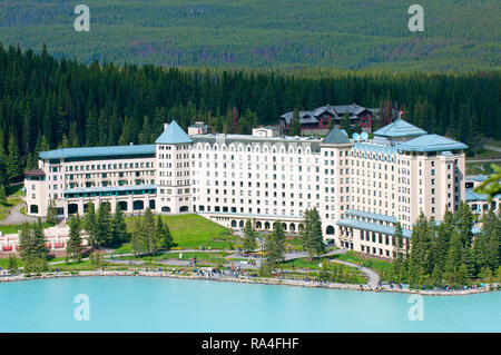 Il lussuoso Fairmont Chateau Lake Louise, il Parco Nazionale di Banff, montagne rocciose, Alberta, Canada Foto Stock