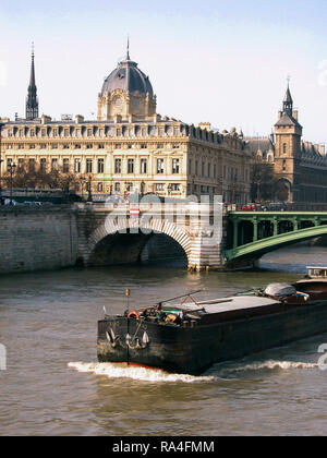 Barge sulla Senna dall'Île de la Cité, Parigi, Francia Foto Stock