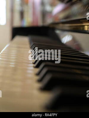 Tasti di pianoforte su un baby grand piano. Foto Stock